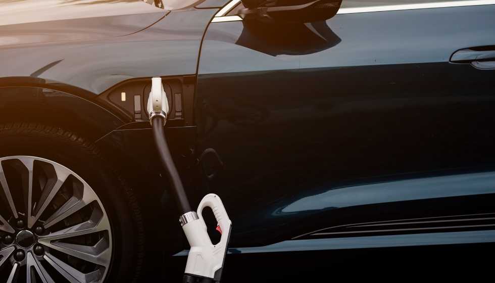 Cargar coche con paneles solares - SIGNUM